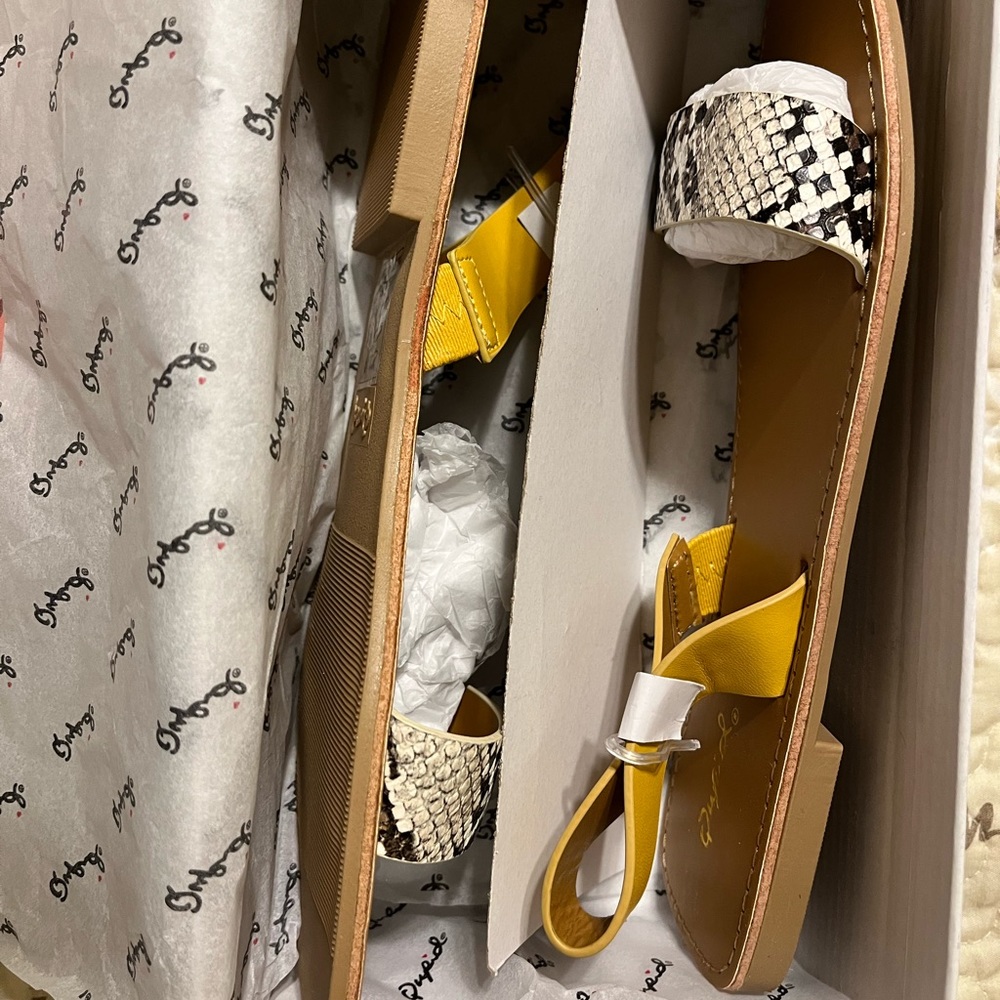 Flat sandals - Picture 2 of 4